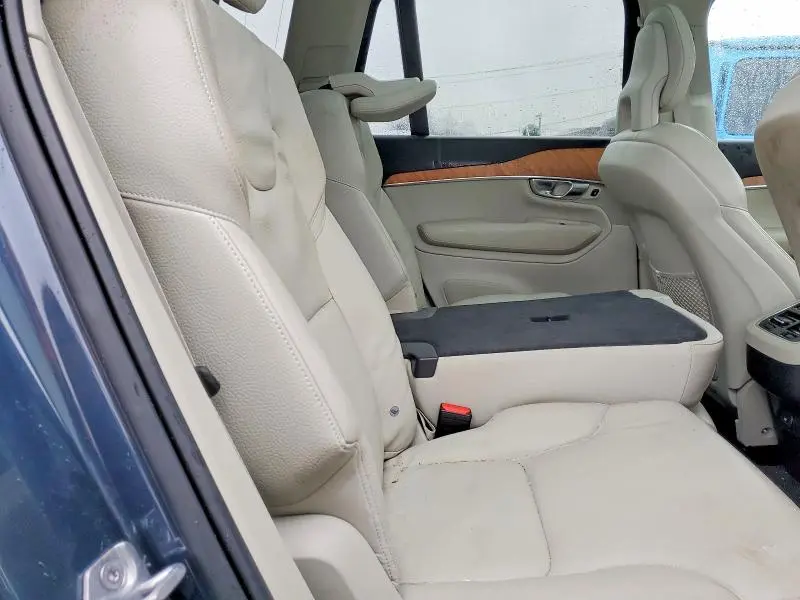 2021 VOLVO XC90 T6 MOMENTUM  