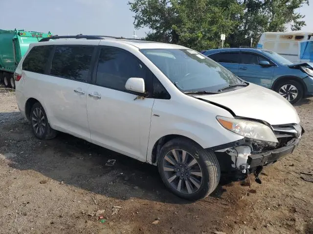 2018 TOYOTA SIENNA XLE  
