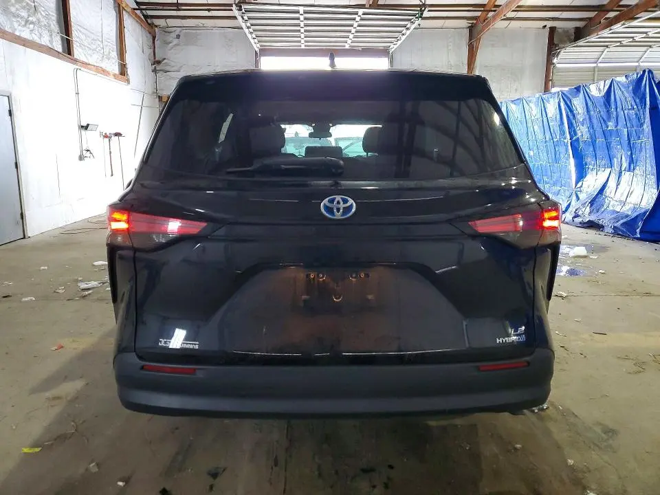 2022 TOYOTA SIENNA LE  