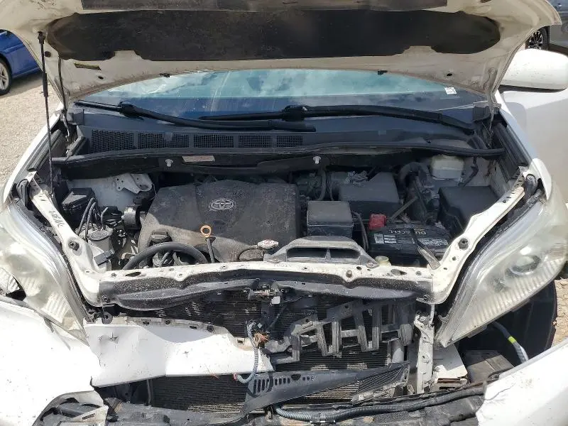 2019 TOYOTA SIENNA LE  