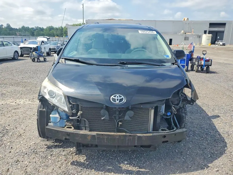 2014 TOYOTA SIENNA LE  