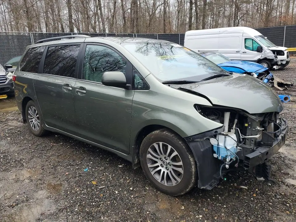 2019 TOYOTA SIENNA XLE 8-PASSENGER  
