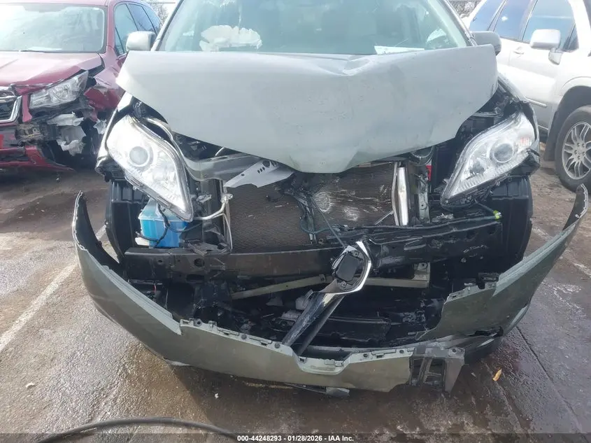 2020 TOYOTA SIENNA XLE