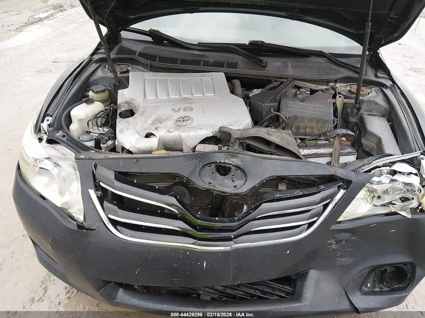 2011 TOYOTA CAMRY XLE V6