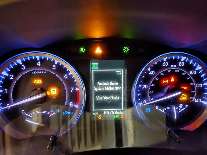 2019 TOYOTA HIGHLANDER SE  