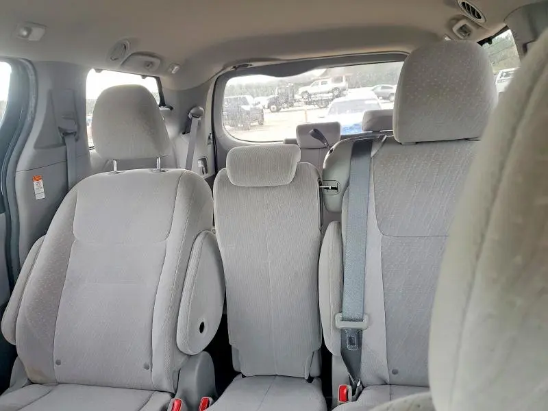 2017 TOYOTA SIENNA LE  