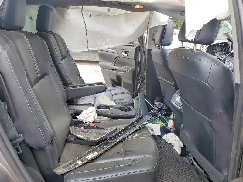 2018 TOYOTA HIGHLANDER SE  