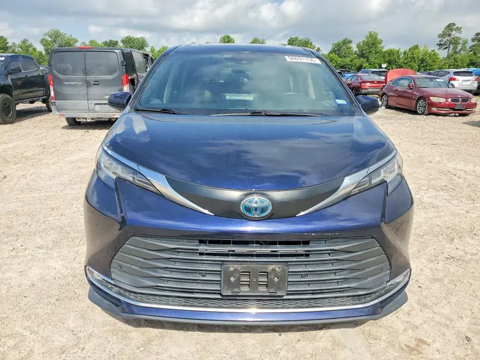 2022 TOYOTA SIENNA XLE  