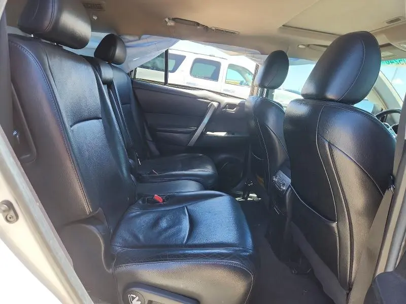 2011 TOYOTA HIGHLANDER SE  
