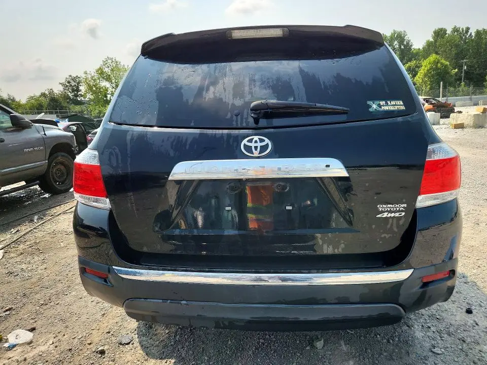 2011 TOYOTA HIGHLANDER SE  