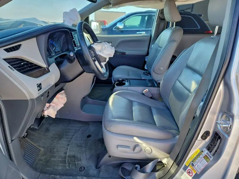 2018 TOYOTA SIENNA XLE  