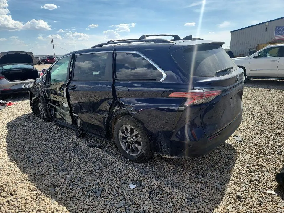2021 TOYOTA SIENNA LE  