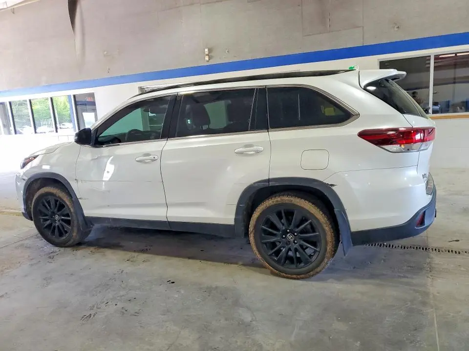 2019 TOYOTA HIGHLANDER SE  