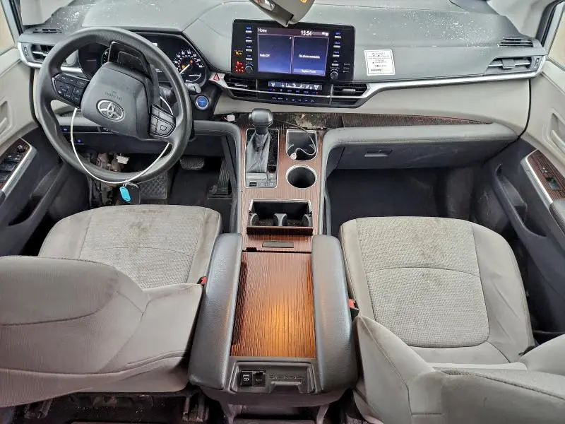 2022 TOYOTA SIENNA LE  