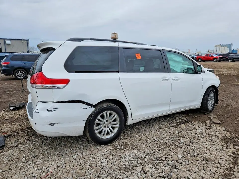 2013 TOYOTA SIENNA XLE 8-PASSENGER  