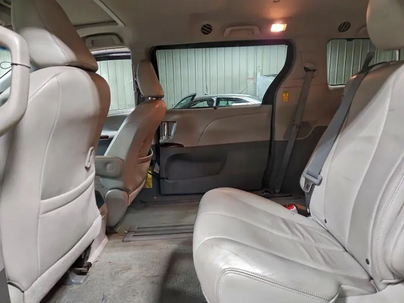 2014 TOYOTA SIENNA XLE  