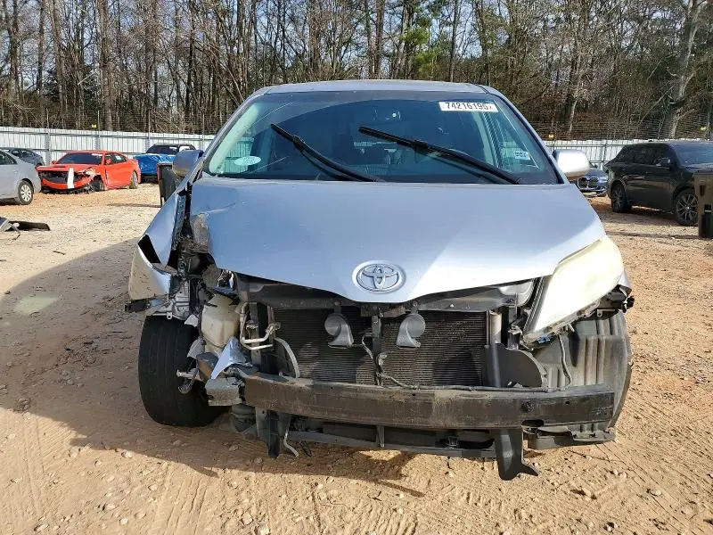 2013 TOYOTA SIENNA LE  