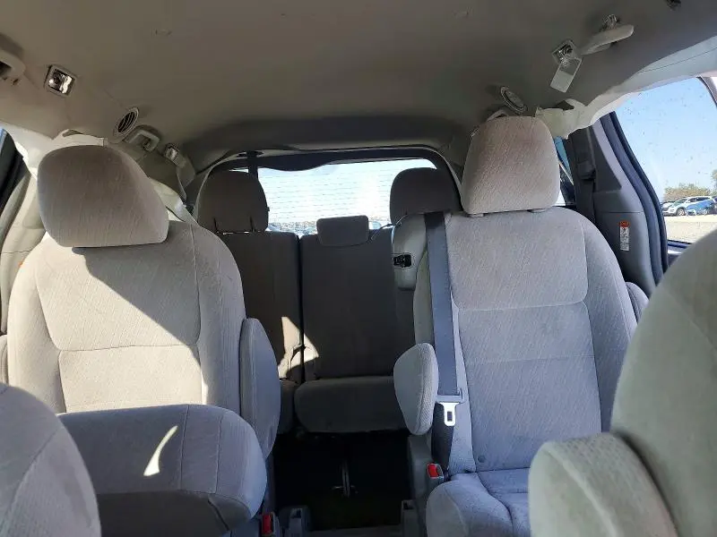 2017 TOYOTA SIENNA LE  