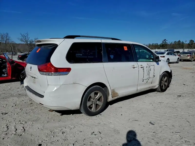 2014 TOYOTA SIENNA LE  