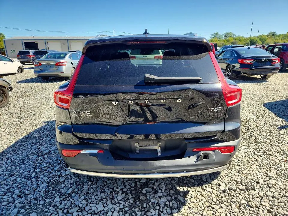2019 VOLVO XC40 T5 MOMENTUM  