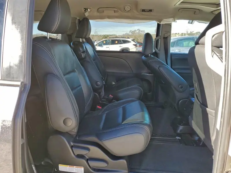 2017 TOYOTA SIENNA SE  