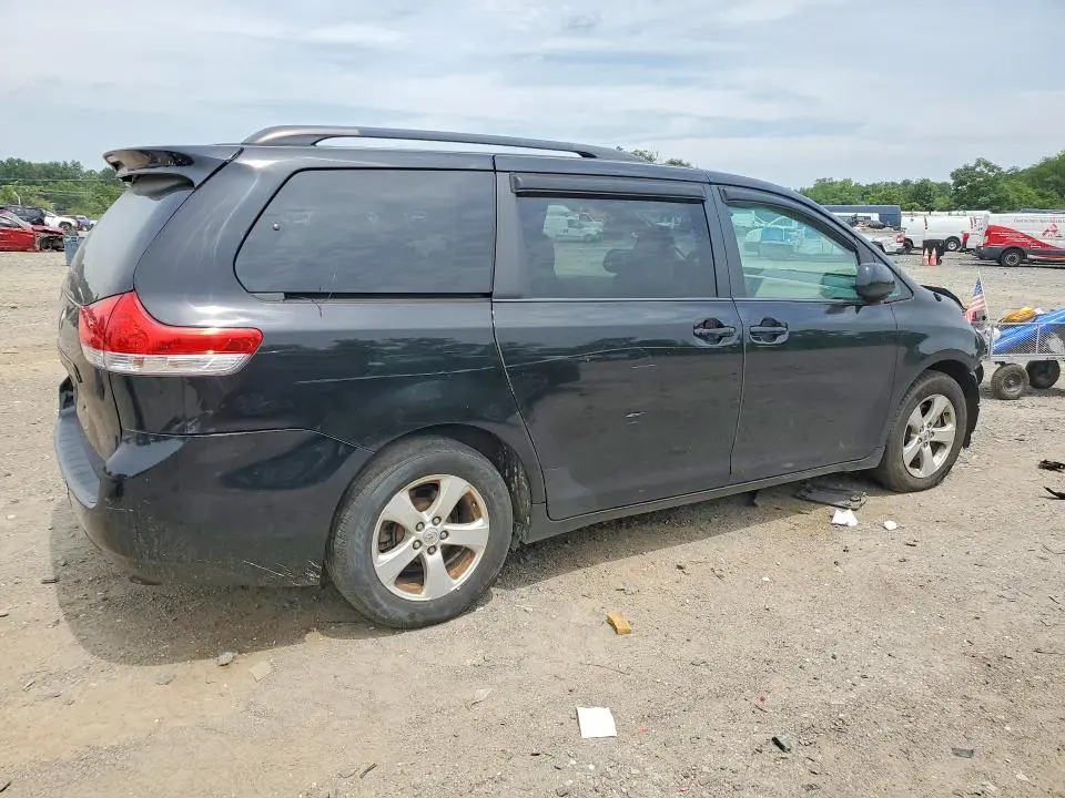 2014 TOYOTA SIENNA LE  
