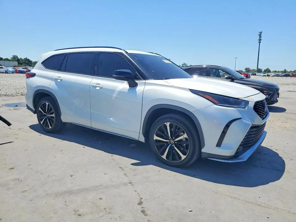 2022 TOYOTA HIGHLANDER XSE  