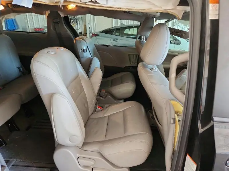2015 TOYOTA SIENNA XLE 8-PASSENGER  