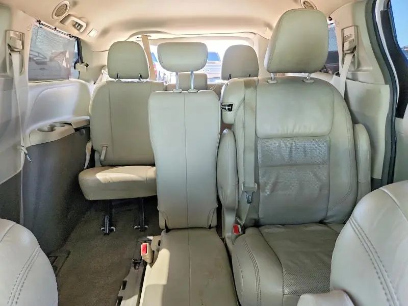 2015 TOYOTA SIENNA LE  