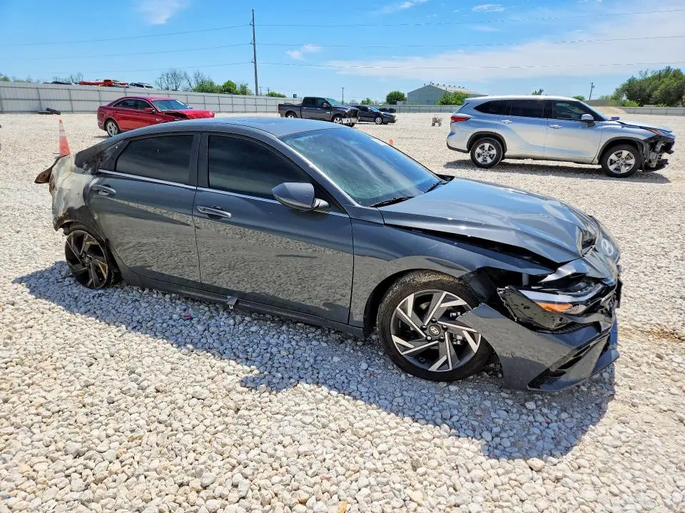 2024 HYUNDAI ELANTRA SEL  