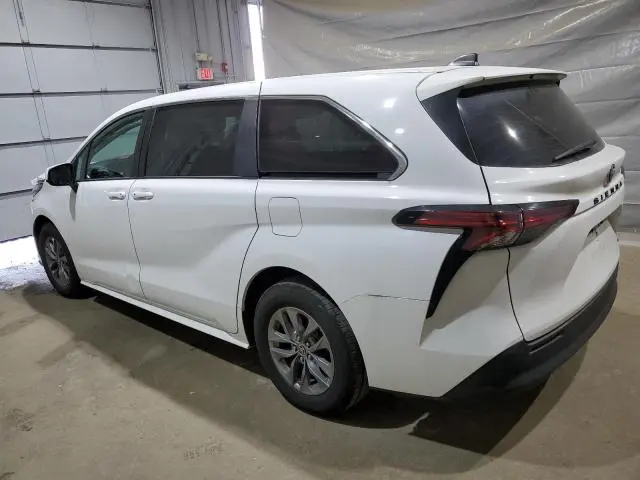 2022 TOYOTA SIENNA LE  