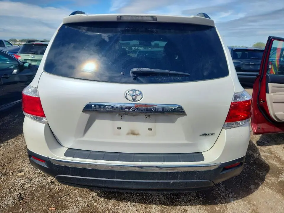 2012 TOYOTA HIGHLANDER SE  