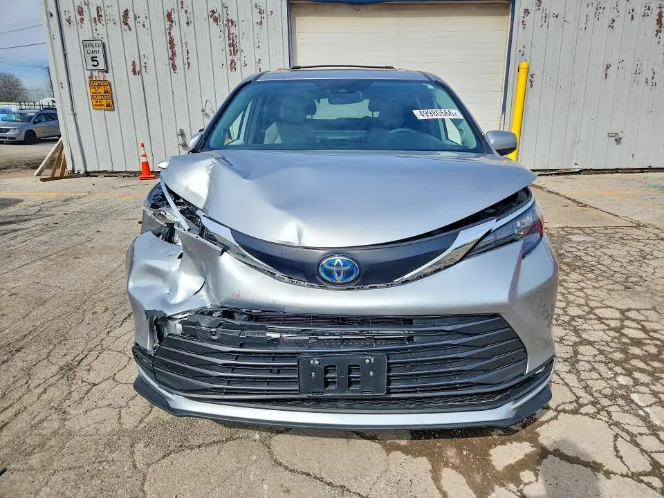 2025 TOYOTA SIENNA XLE 7-PASSENGER  