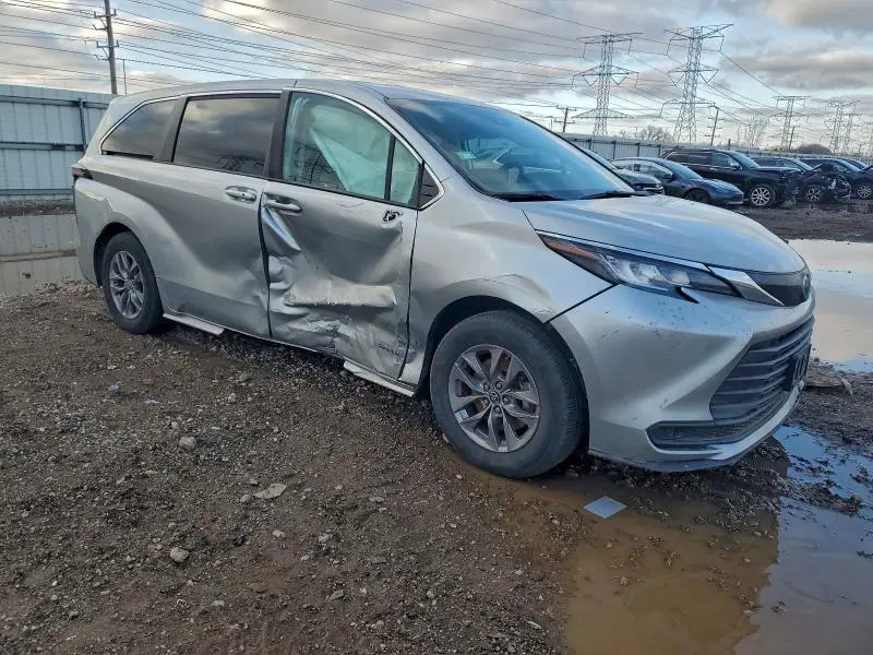 2021 TOYOTA SIENNA LE  