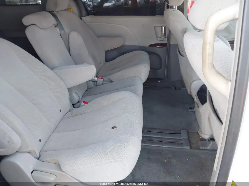 2011 TOYOTA SIENNA XLE V6