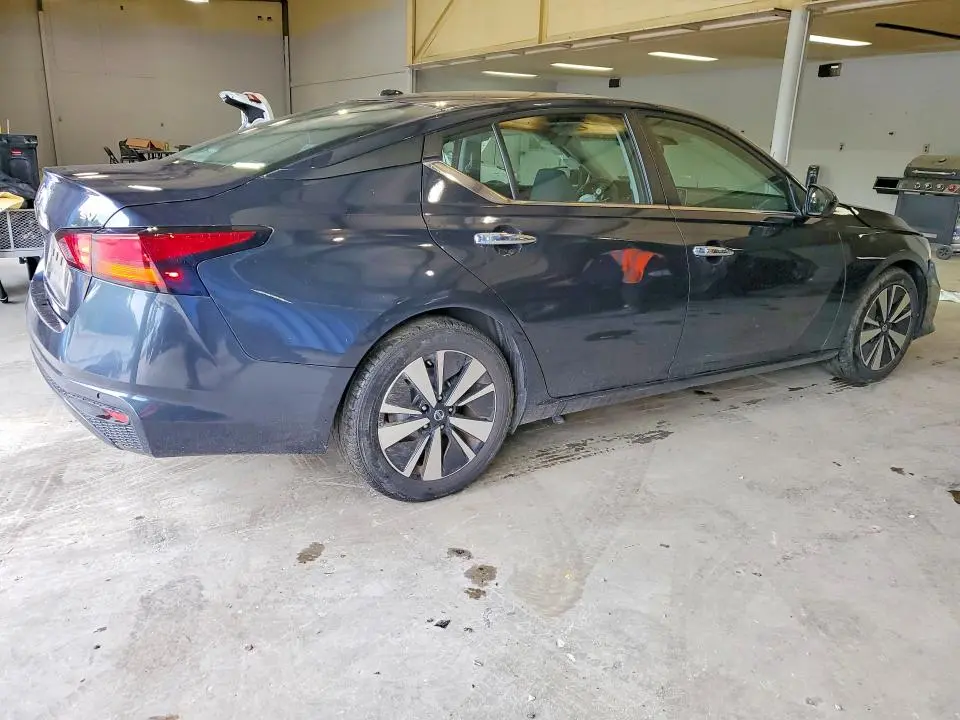2022 NISSAN ALTIMA SV  