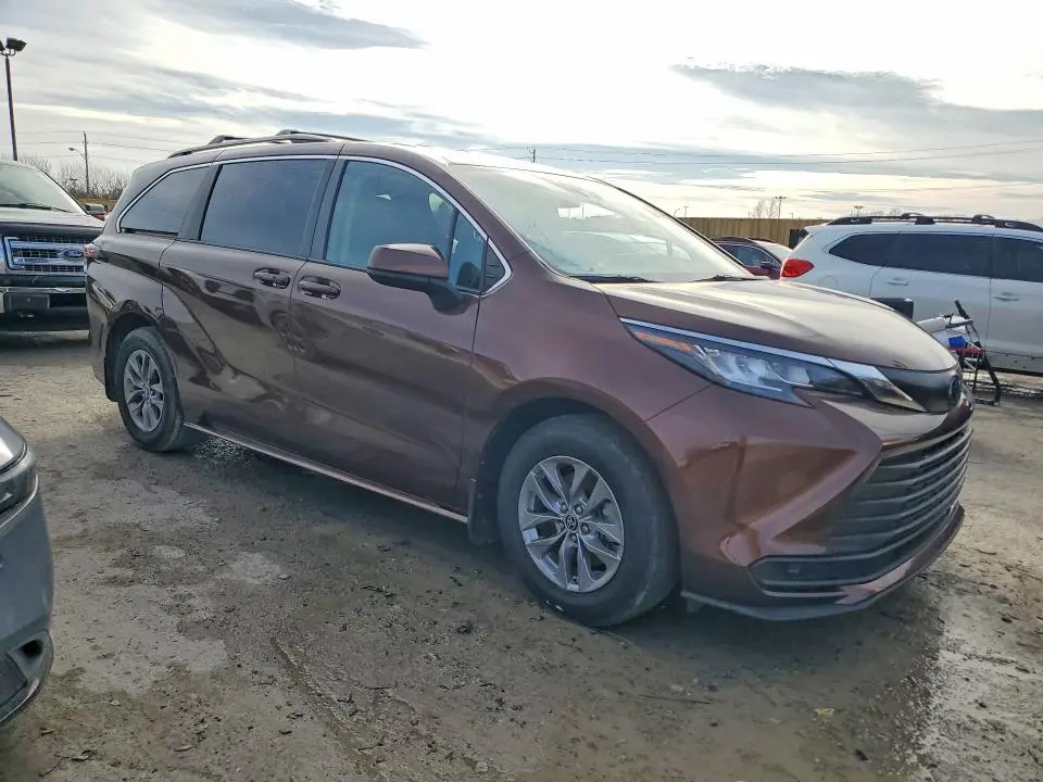 2022 TOYOTA SIENNA LE  