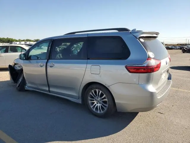 2020 TOYOTA SIENNA XLE  