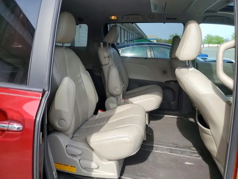 2011 TOYOTA SIENNA   