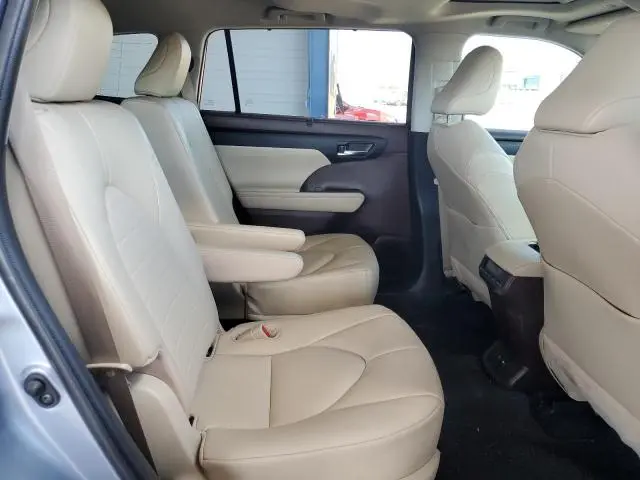 2021 TOYOTA HIGHLANDER XLE  