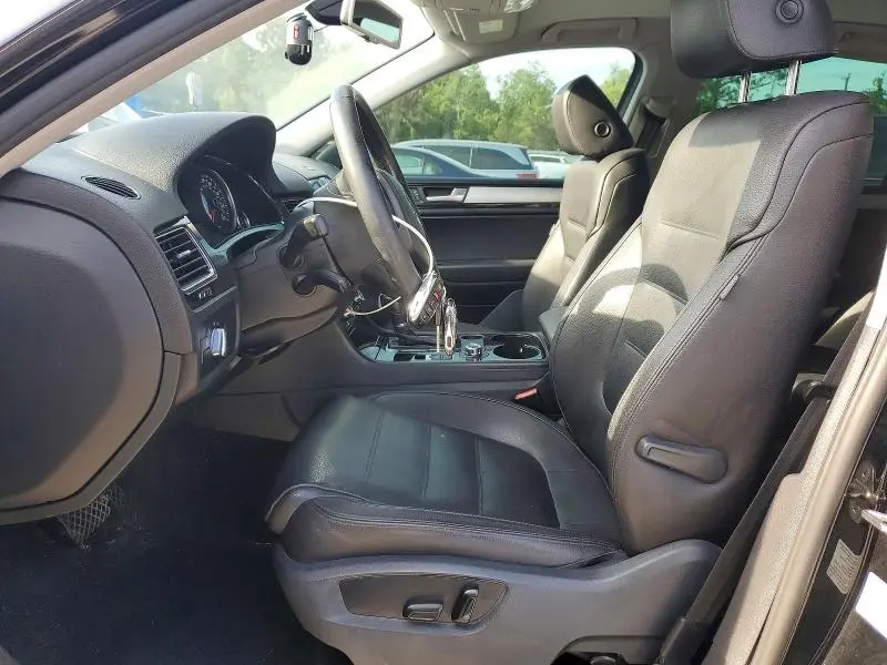2011 VOLKSWAGEN TOUAREG V6  