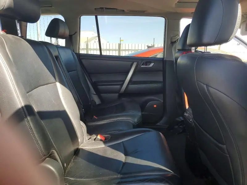 2012 TOYOTA HIGHLANDER SE  