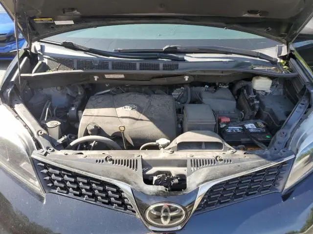 2019 TOYOTA SIENNA SE  