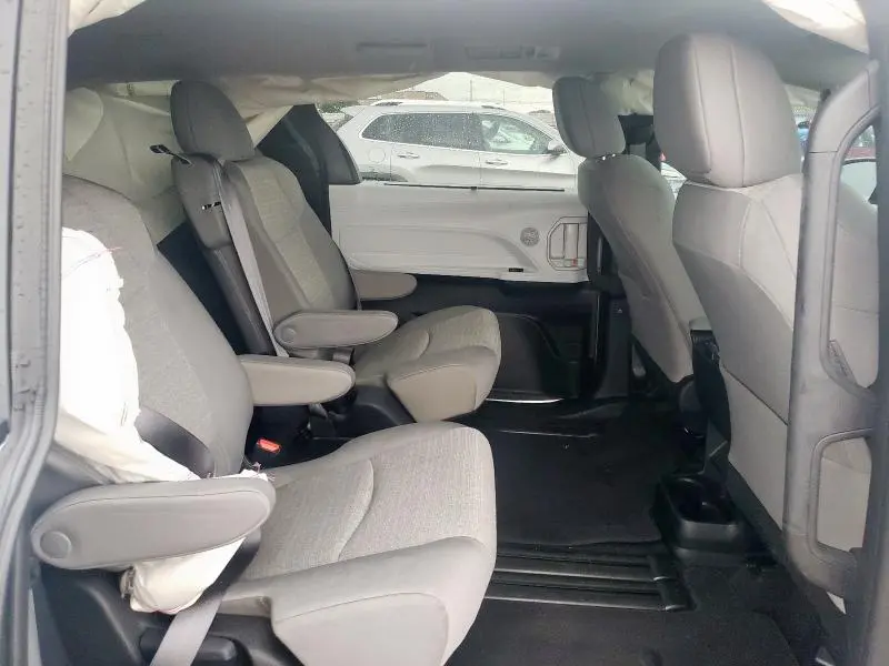 2025 TOYOTA SIENNA LE  