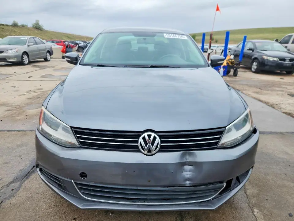 2013 VOLKSWAGEN JETTA SE  