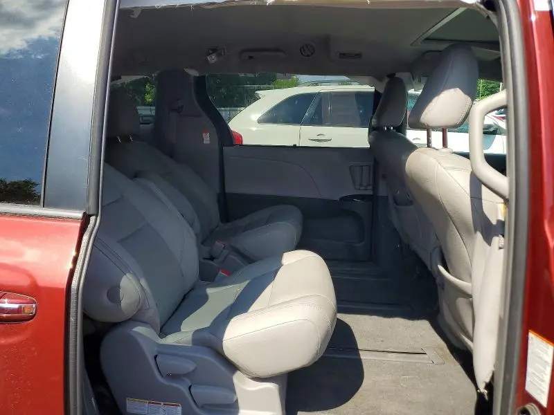 2018 TOYOTA SIENNA XLE 7-PASSENGER  