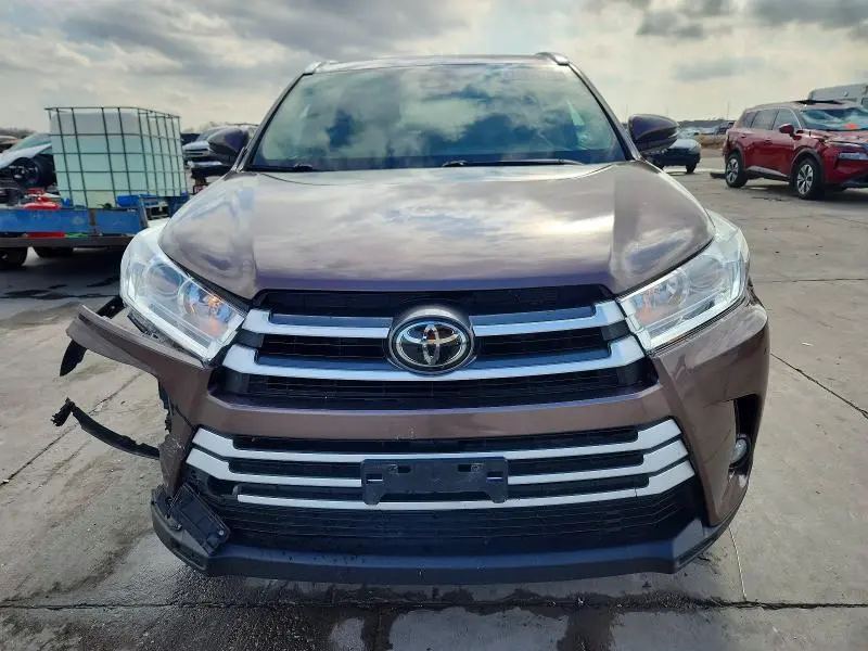 2017 TOYOTA HIGHLANDER SE  
