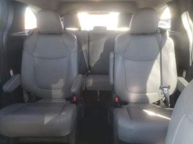 2025 TOYOTA SIENNA XLE  