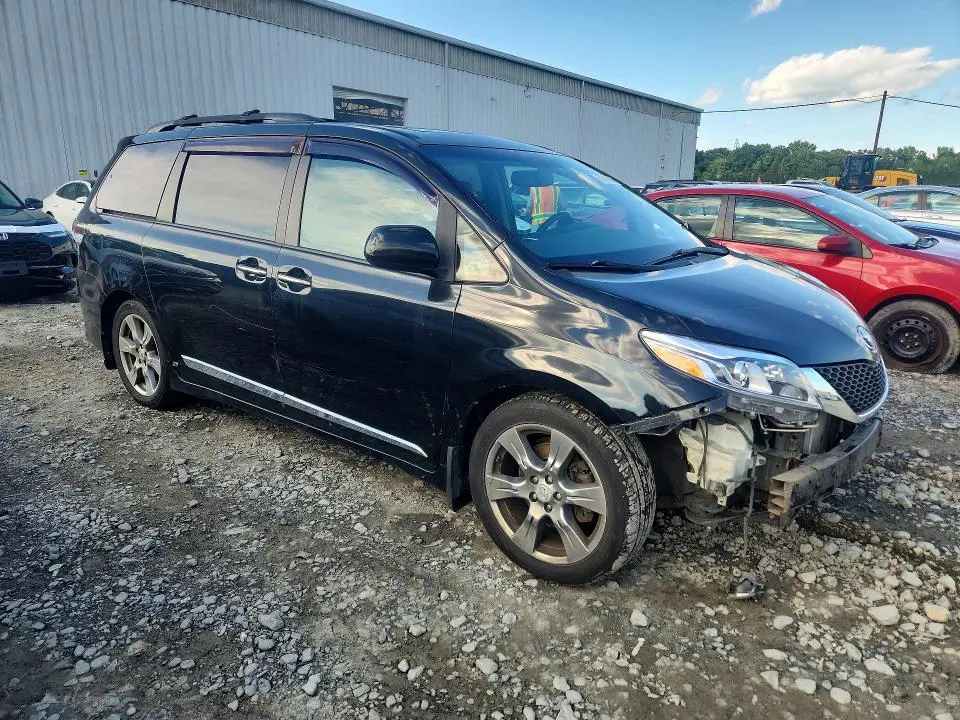 2017 TOYOTA SIENNA SE  