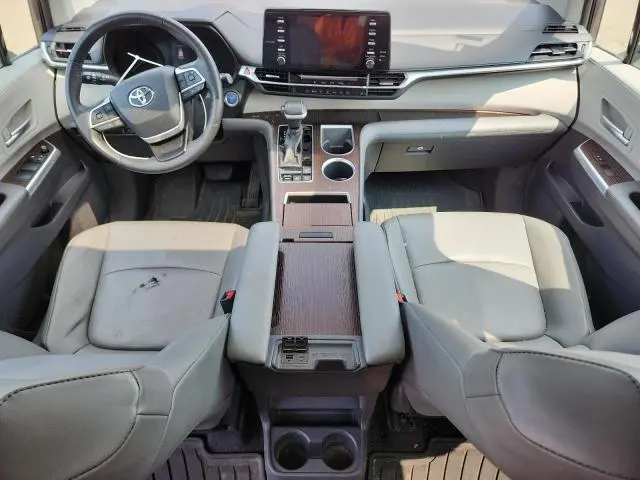 2021 TOYOTA SIENNA XLE  